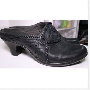 Clarks Black Leather Booties Slip On Heels sz 7